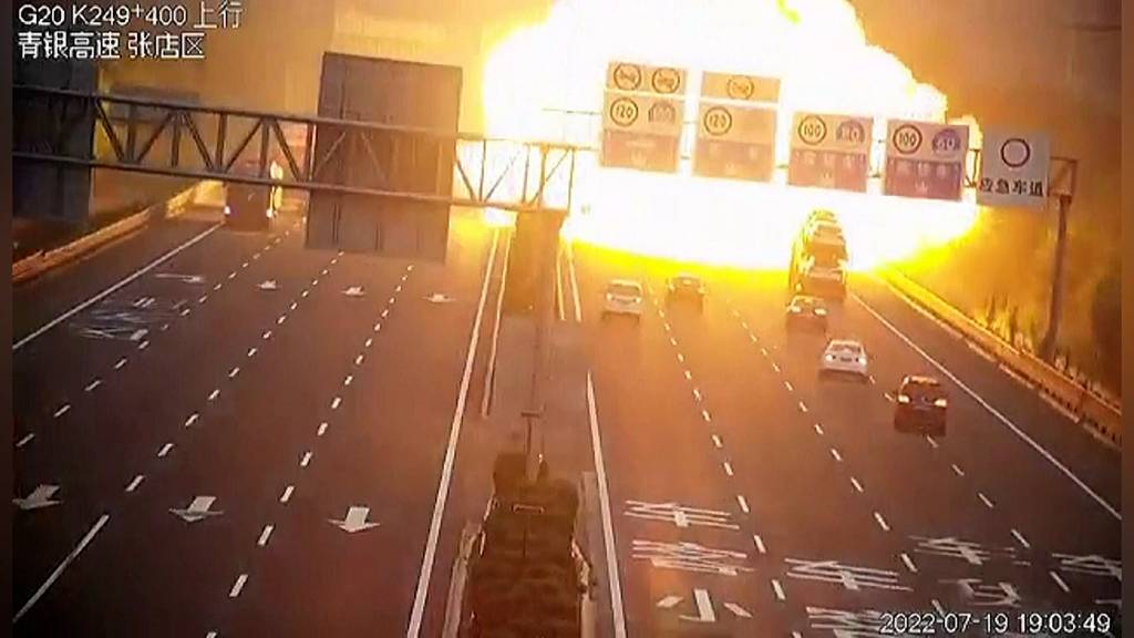 China: Lastwagen explodiert nach Unfall auf der Autobahn – Video zeigt riesigen Feuerball