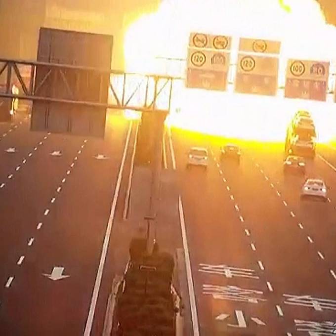 Lastwagen explodiert nach Unfall auf Autobahn in China