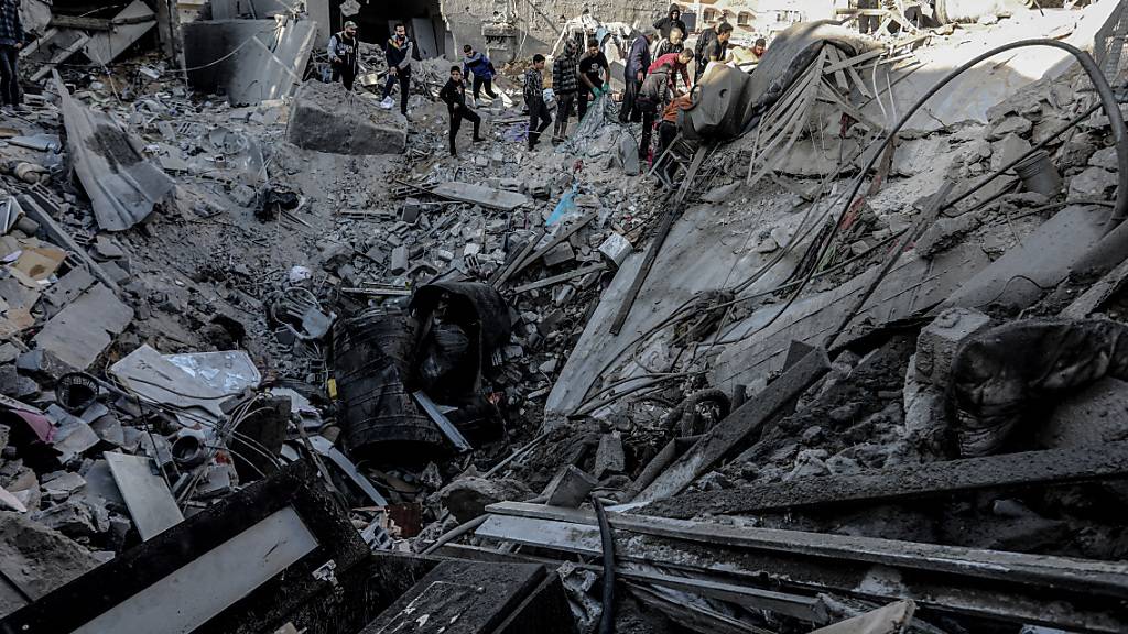 Menschen suchen nach einem israelischen Luftangriff nach Überlebenden. Foto: Abed Rahim Khatib/dpa