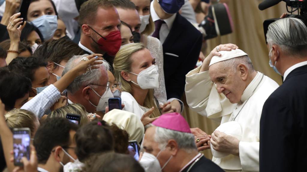 Papst nimmt Generalaudienzen auf: Hilfe für Libanon gefordert