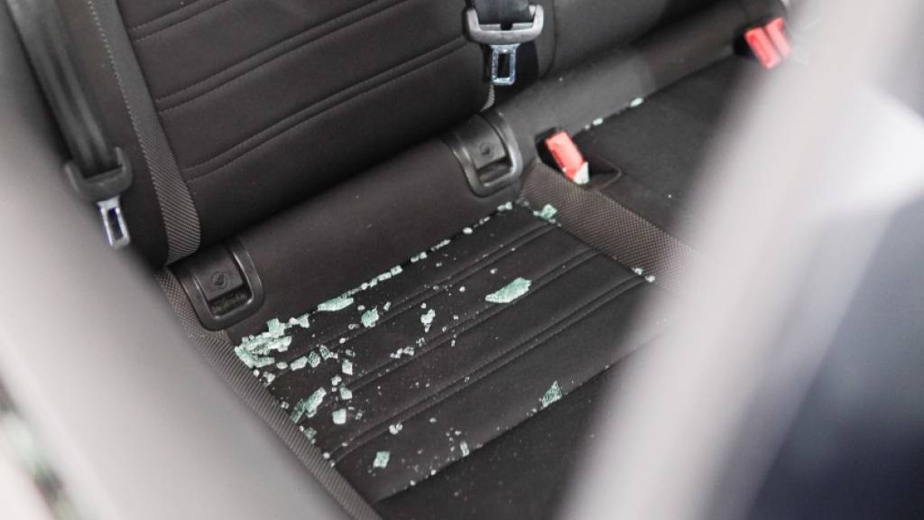 Die Fensterscheibe des Polizeiautos zerbrach aufgrund von Fusstritten.