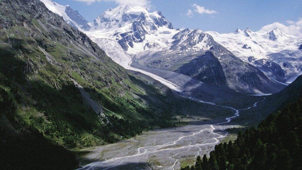 Blick in den hintersten Teil des Roseg-Tals mit dem Tschierva- und dem Roseg-Gletscher (ganz rechts). (Archivbild)