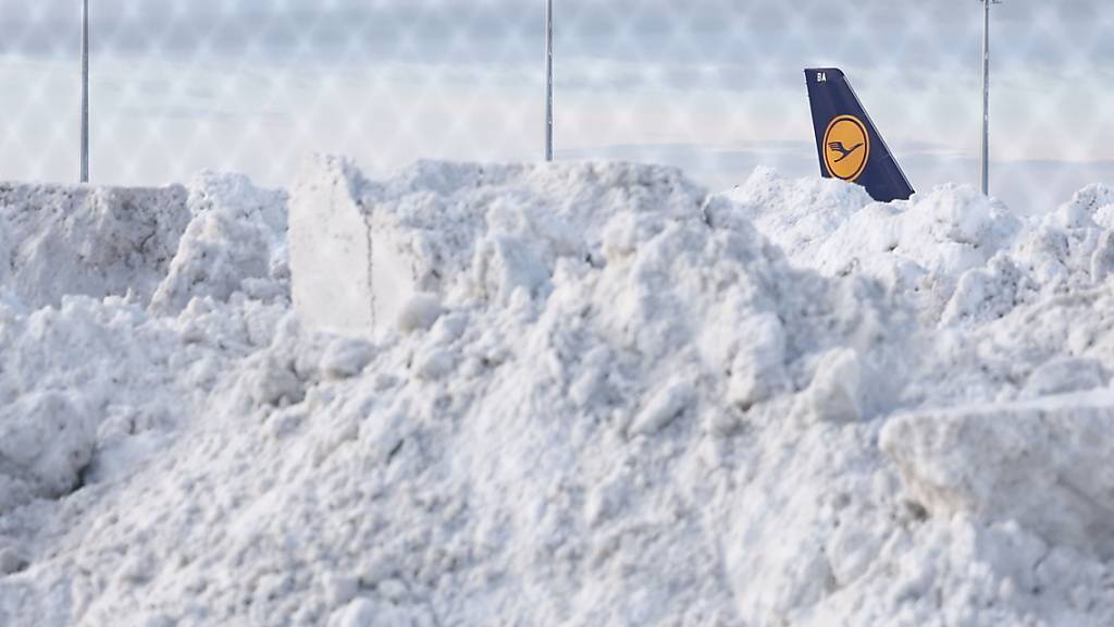 Die Fluggesellschaft Lufthansa darf eine Werbung für nachhaltiges Fliegen in England nicht mehr zeigen. (Archivbild)