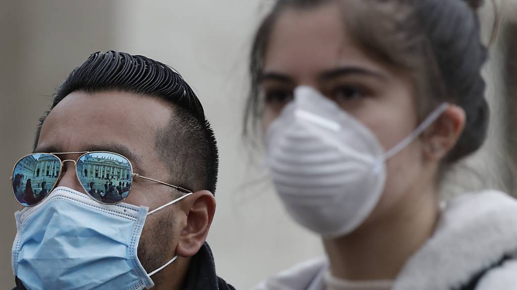Vatikan-Besucher mit Atemschutzmasken gegen das Coronavirus am Mittwoch im Vatikan in Rom. Die grösste Sorge innerhalb Europas bereitet die Lage in Italien.