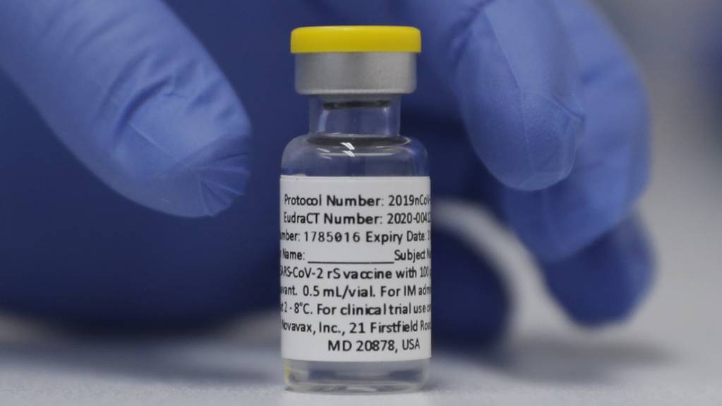 Eine Ampulle mit dem Corona-Impfstoff von Novavax steht während der Studie im St. George's University Hospital in London auf einem Tisch bereit.