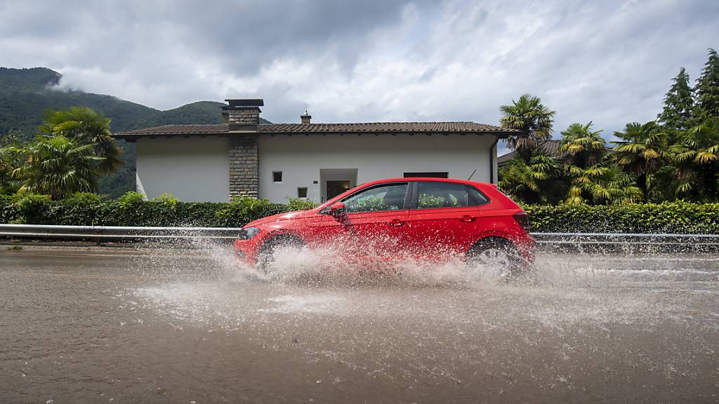 Bereits Ende Juli war es im Tessin zu Überschwemmungen gekommen. Im Bild ein Auto in Melano. (Archivbild)