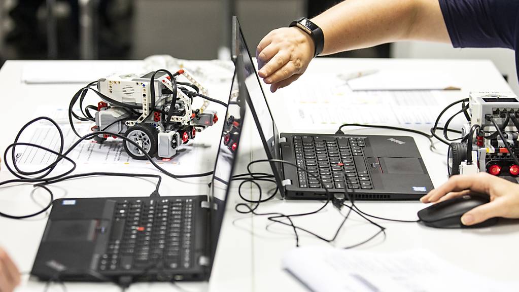 Lehrpersonen arbeiten mit dem EV3, einem paedagogischen Roboter, anlaesslich der Eroeffnung des RobertaRegioZentrum Luzern am Samstag, 19. Oktober 2019, in Luzern. (KEYSTONE/Alexandra Wey)