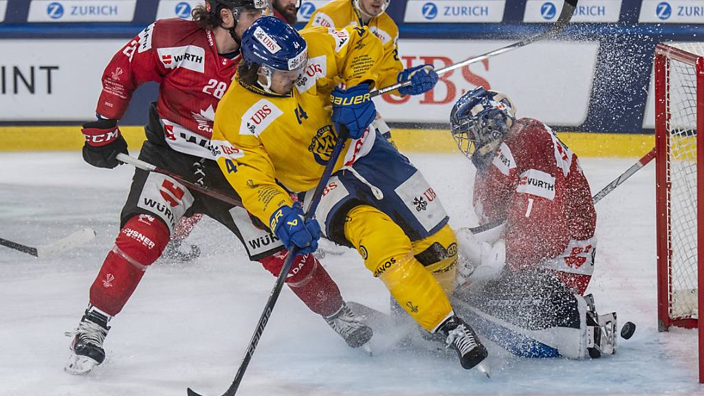 Für grossen Aufwand und Moral belohnt: Davos' Matej Stransky bedrängt den kanadischen Goalie Thomas Milic