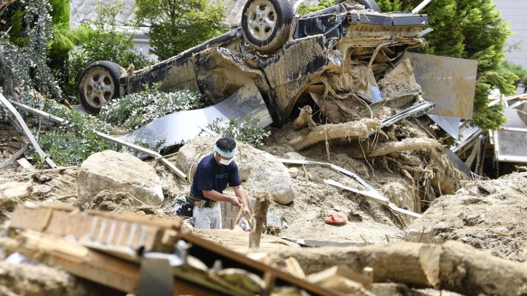 Japans Regierungschef Shinzo Abe machte sich am Mittwoch ein Bild von den Zerstörungen nach dem Unwetter in seinem Land.