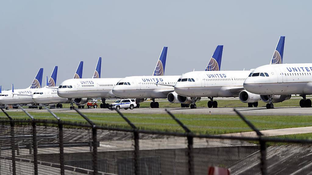 Die amerikanische Fluggesellschaft United Airlines geht davon aus, dass sie nach dem Abklingen der Coronavirus-Pandemie erst einmal mit deutlich weniger Personal auskommen wird. (Archivbild)
