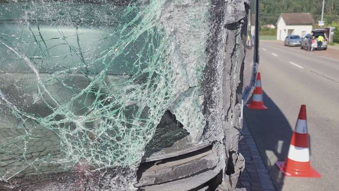 Jetzt spricht der Postautochauffeur, der in Schöftland in ein Auto prallte