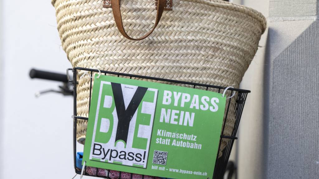 Die Initiative «Stop Bypass & Co. - Keine Stadtautobahn!» verlangt von den Gemeinden Luzern und Emmen, sich beim Bund weiter gegen das Autobahnprojekt «Bypass» zu wehren. (Archivaufnahme)