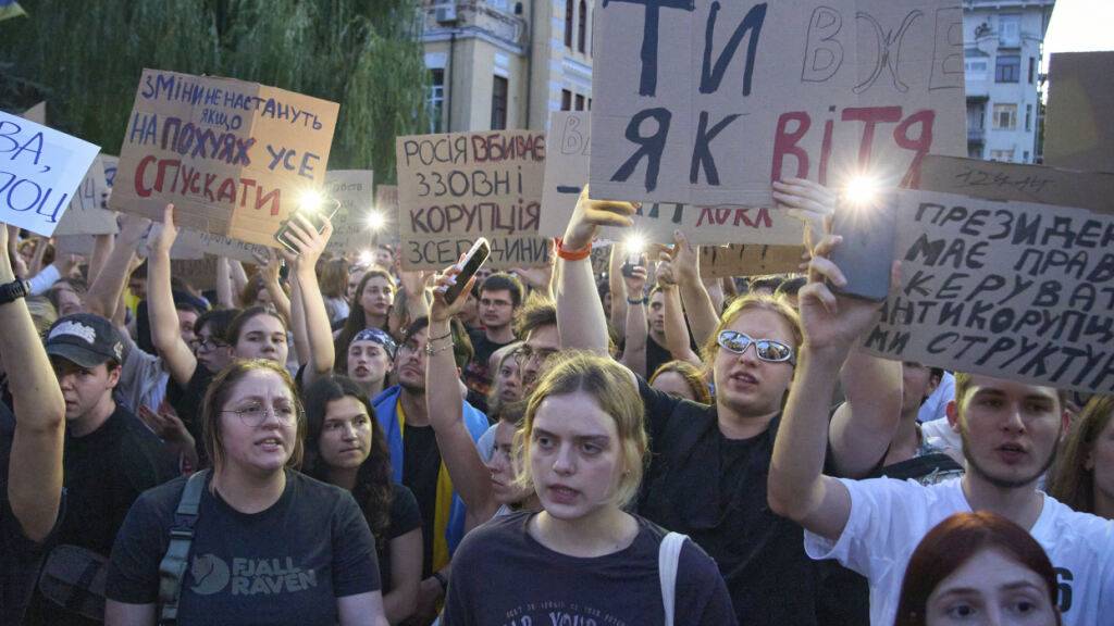 Teilnehmer halten in Kiew Transparente während einer Demonstration gegen ein Gesetz, das auf die Korruptionsbekämpfung abzielt. Foto: Efrem Lukatsky/AP/dpa/Archivbild