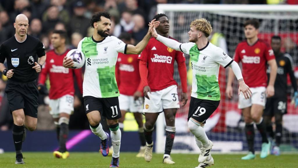 Mohamed Salah und Harvey Elliott klatschen nach dem 2:2 des Ägypters ab