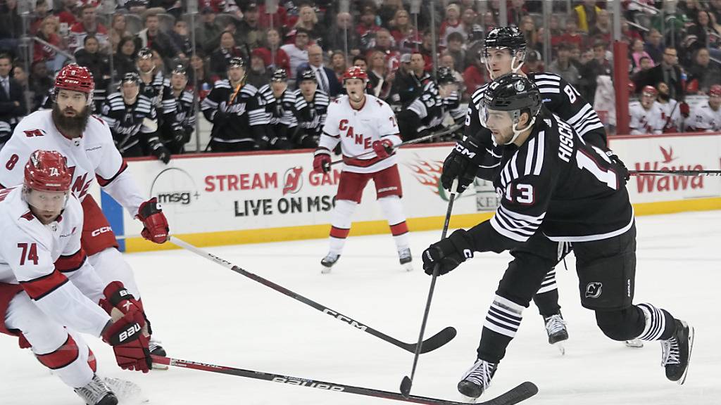 Vergebliche Mühe: Nico Hischier (re.) und Timo Meier trafen für die New Jersey Devils, dennoch gab es gegen die Carolina Hurricanes eine 2:4-Niederlage