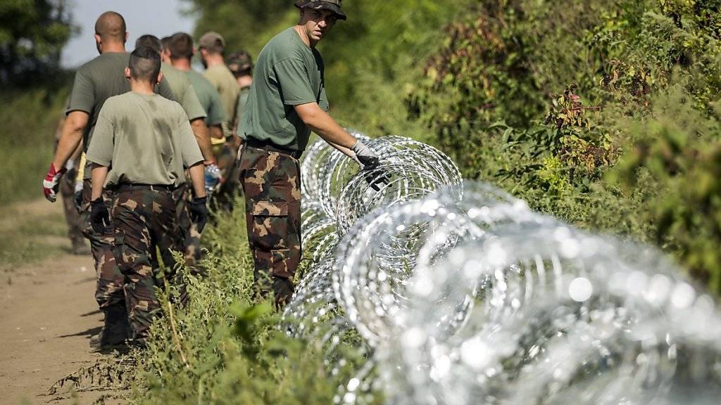 Soldaten verlegen den Zaum an der ungarischen Grenze. (Archiv)