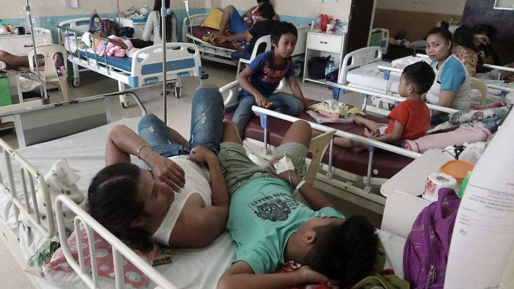 Dengue-Patienten werden in einem Spital auf den Philippinen behandelt. Nach mehr als 600 Toten durch das Dengue-Fieber hat die Regierung den Notstand erklärt. (Archvbild)