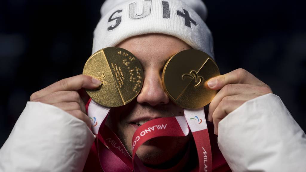 Der Neuenburger Robin Cuche posiert mit seinen zwei paralympischen Goldmedaillen