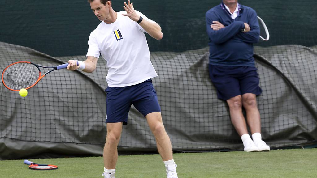 Heuer in Wimbledon: Andy Murray schlägt den Ball, Ivan Lendl schaut zu