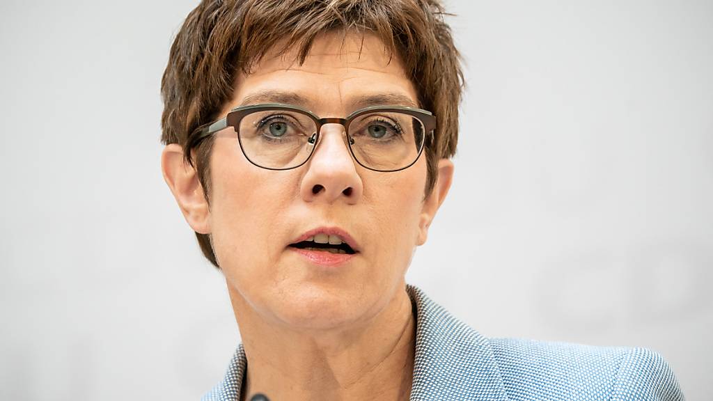 ARCHIV - Annegret Kramp-Karrenbauer, CDU-Bundesvorsitzende und Verteidigungsministerin,und Bundeswirtschaftsminister Peter Altmaier (CDU) verzichten auf ihre Bundestagsmandate. Foto: Michael Kappeler/dpa