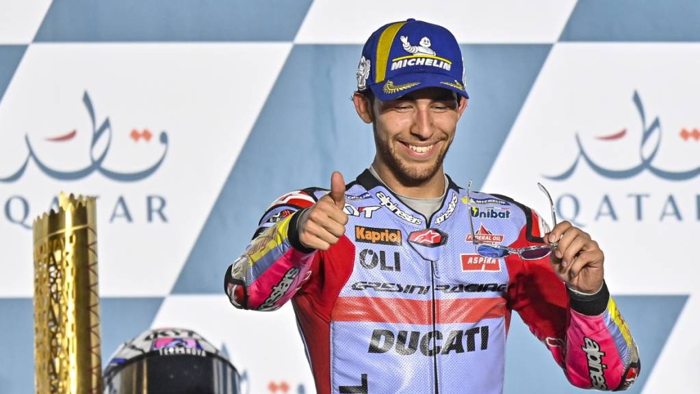 Der 24-jährige Italiener Enea Bastianini freut sich über seinen ersten Sieg in der MotoGP.