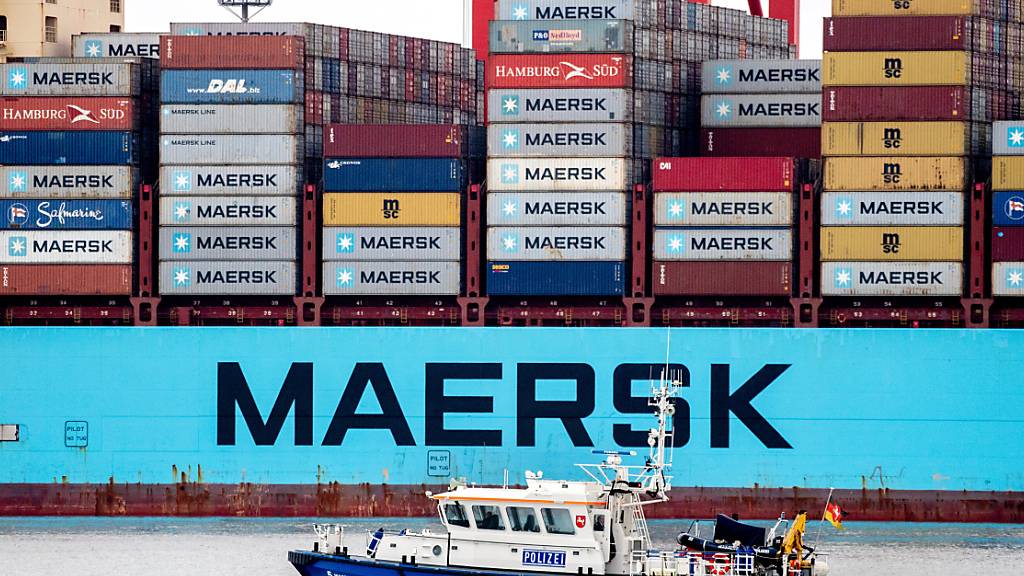 ARCHIV - Ein Containerschiff der dänischen Reederei Maersk Line ist im Roten Meer zweimal innerhalb von 24 Stunden angegriffen worden. Foto: Hauke-Christian Dittrich/dpa