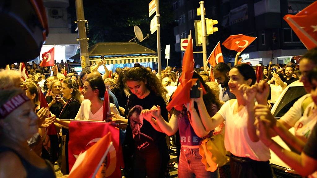 Imamoglus Unterstützerinnen und Unterstützer feierten den Wahlsieg ihres Kandidaten.