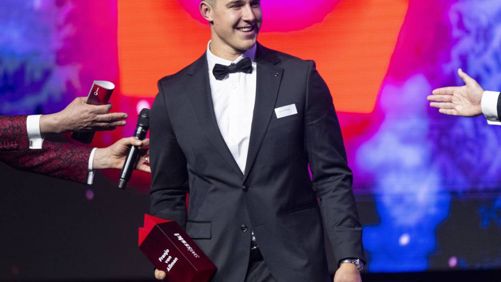 Franjo von Allmen  posiert mit dem Award an der Swiss-Ski Night in Zürich-Oerlikon