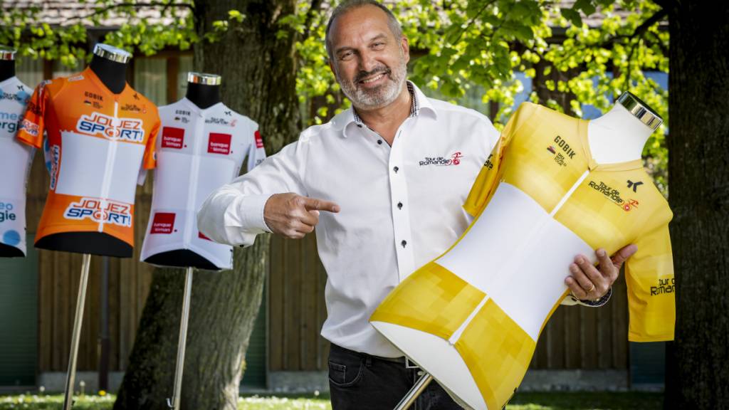 Rennleiter Richard Chassot posiert hier mit den Trikots der 79. Ausgabe der Tour de Romandie