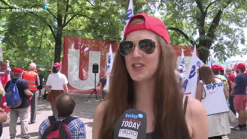 Schreinerinnen demonstrieren für faire Löhne