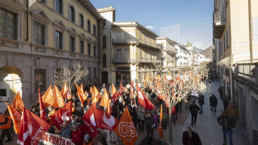 Rund 500 Personen sind am Samstag in Bellinzona für gute Arbeitsbedingungen und Respekt gegenüber den Arbeitnehmenden auf die Strasse gegangen.