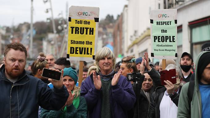 Hunderte demonstrieren in irischer Stadt Cork gegen Lockdown-Regeln
