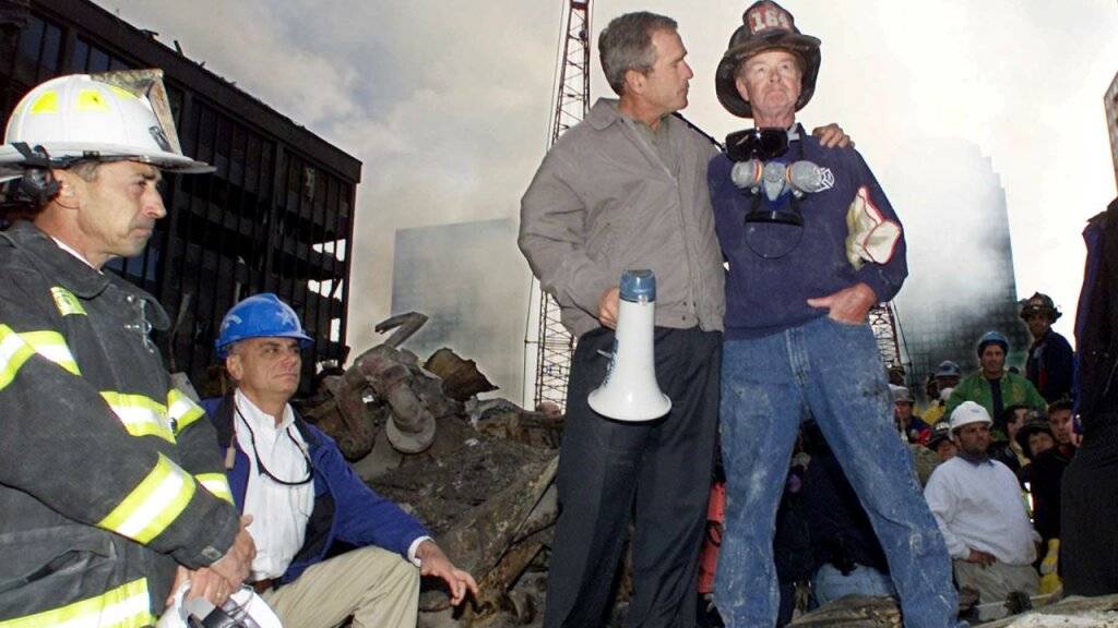 Der durch ein Foto an der Seite des damaligen US-Präsidenten George W. Bush (links mit Megaphon) nach den Terroranschlägen vom 11. September 2001 in New York berühmt gewordene frühere Feuerwehrmann Robert «Bob» Beckwith ist tot. (Archivbild)