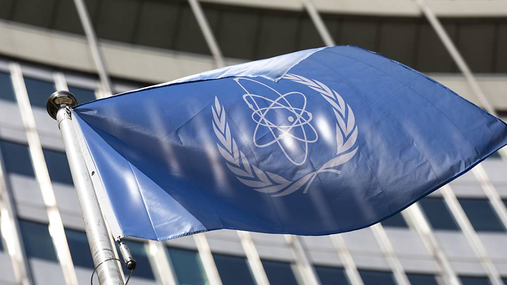 Die Flagge der Internationalen Atomenergie-Organisation, IAEA, weht am Eingang des Vienna International Center. Foto: Lisa Leutner/AP/dpa