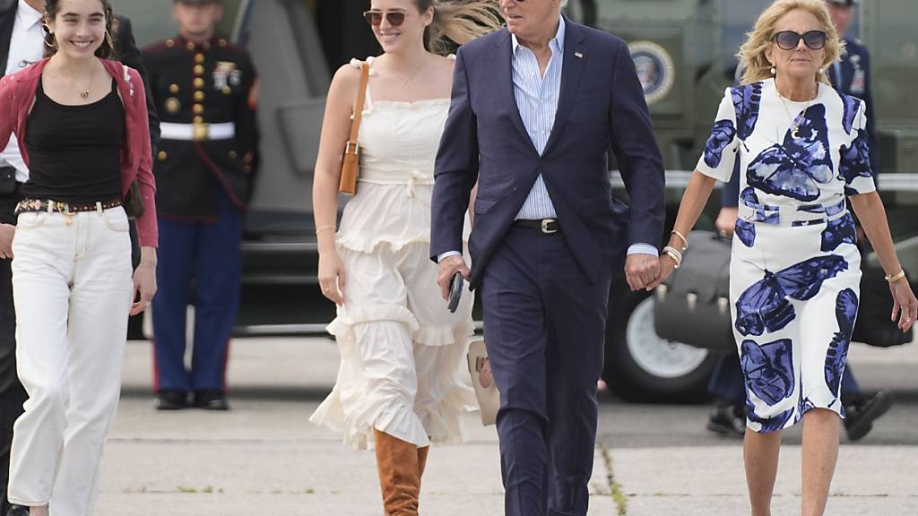 US-Präsident Joe Biden und First Lady Jill Biden (r) kommen mit ihren Enkelinnen Natalie Biden (l) und Finnegan Biden (2.v.l) in East Hampton an. Foto: Evan Vucci/AP/dpa
