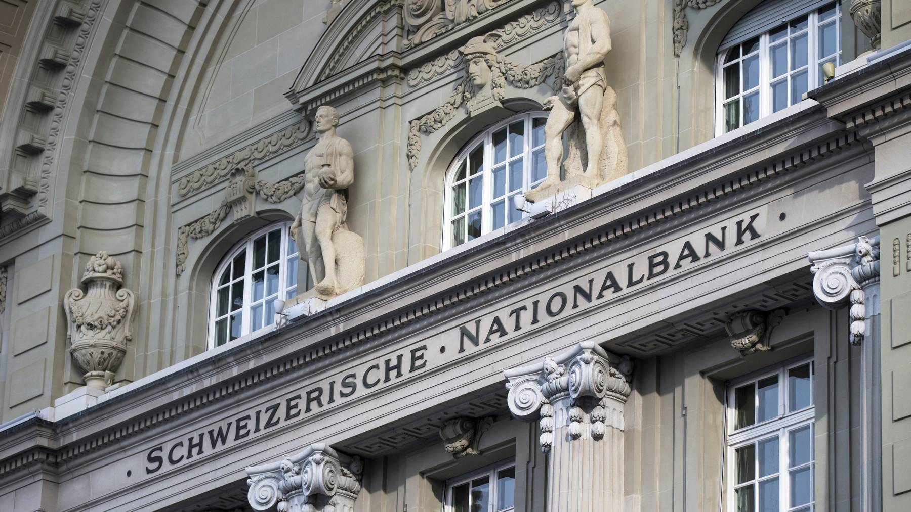 Mit ihren Devisenkäufen versucht die SNB, den Franken zu schwächen.