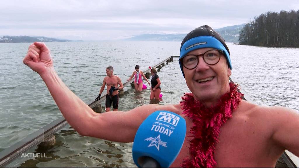 Weihnachtsbaden im winterlich kalten Hallwilersee