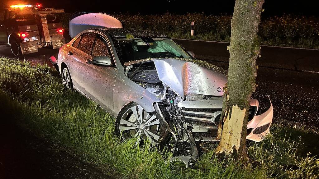 25-Jähriger knallt mit seinem Mercedes frontal in Baum