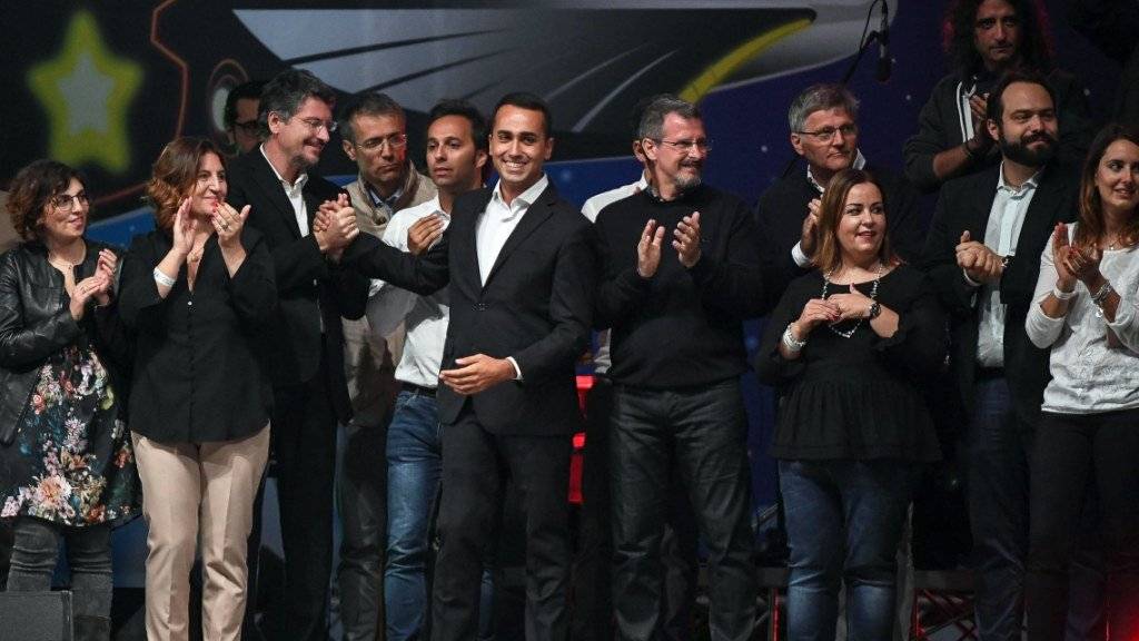 Die italienische Protestpartei «Fünf Sterne» geht mit  Luigi Di Maio (8. von links) als Spitzenkandidat in den Wahlkampf.