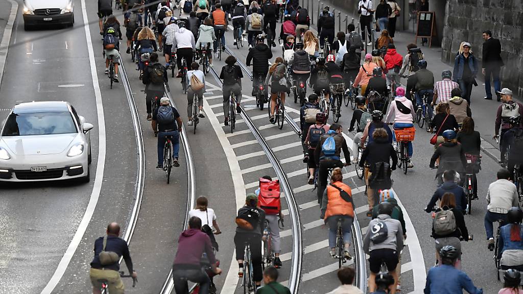 Die Velodemo Critical Mass braucht künftig eine Bewilligung. Der Zürcher Stadtrat akzeptiert diesen Entscheid des Statthalters. (Archivbild)