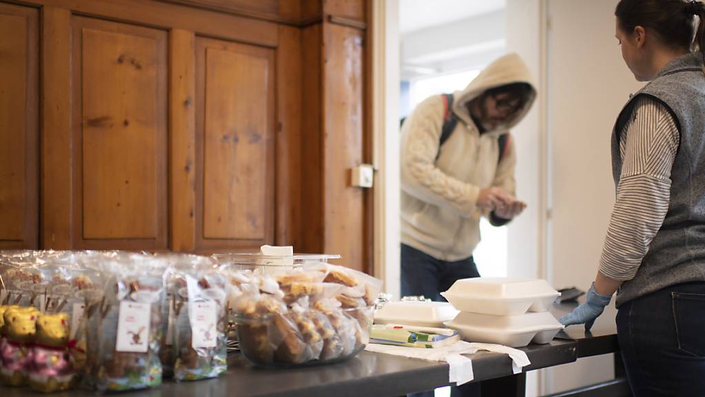 Mit den geretteten Lebensmitteln der Schweizer Tafel konnten im vergangenen Jahr 18,6 Millionen Mahlzeiten für armutsbetroffene Menschen zubereitet werden. (Archivbild)