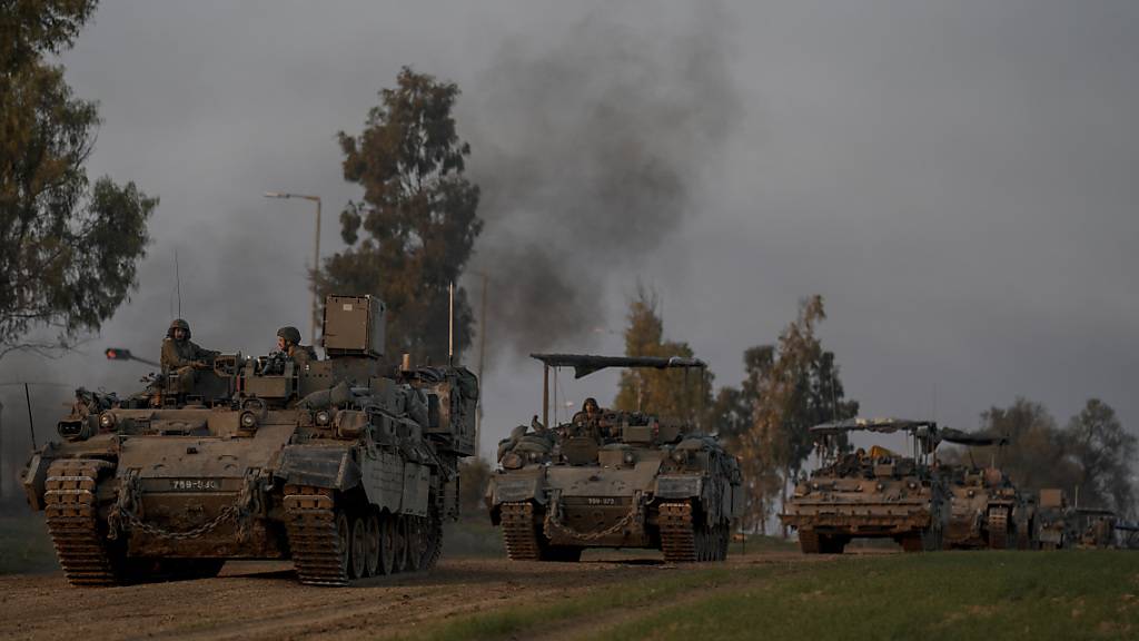 Ein Konvoi gepanzerter Mannschaftstransporter (APC) der israelischen Armee bewegt sich in der Nähe der Grenze zwischen Israel und dem  Gazastreifen. Foto: Leo Correa/AP/dpa