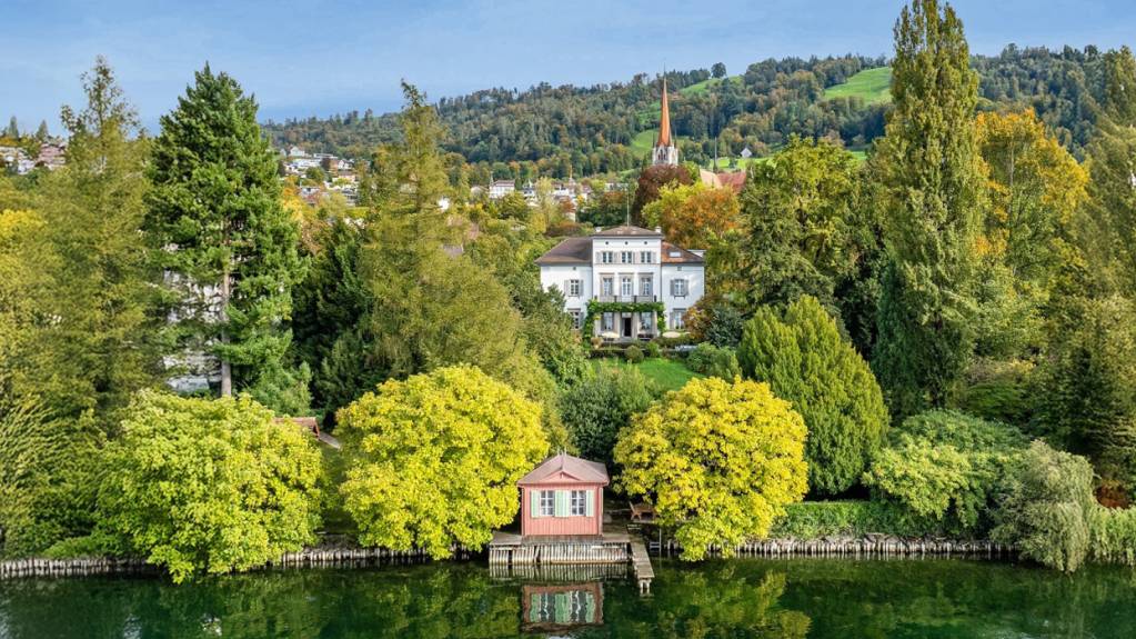 Die Villa Unterer Frauenstein hat einen grossen Garten und Seeanstoss.