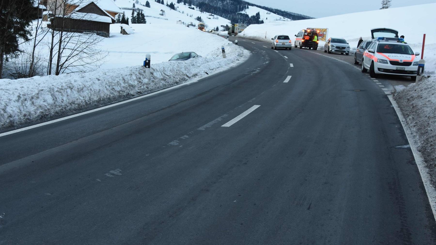 Auf der Rickenstrasse verunfallten zwei Autos.