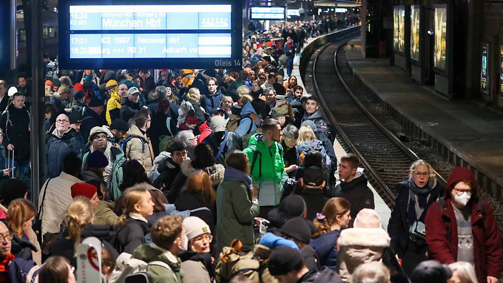 Sturmtief «Zoltan» sorgt für Ausfälle und Verspätungen im Fernverkehr. Reisende am Hamburger Hauptbahnhof warten vergeblich auf ihren Zug. Foto: Bodo Marks/dpa