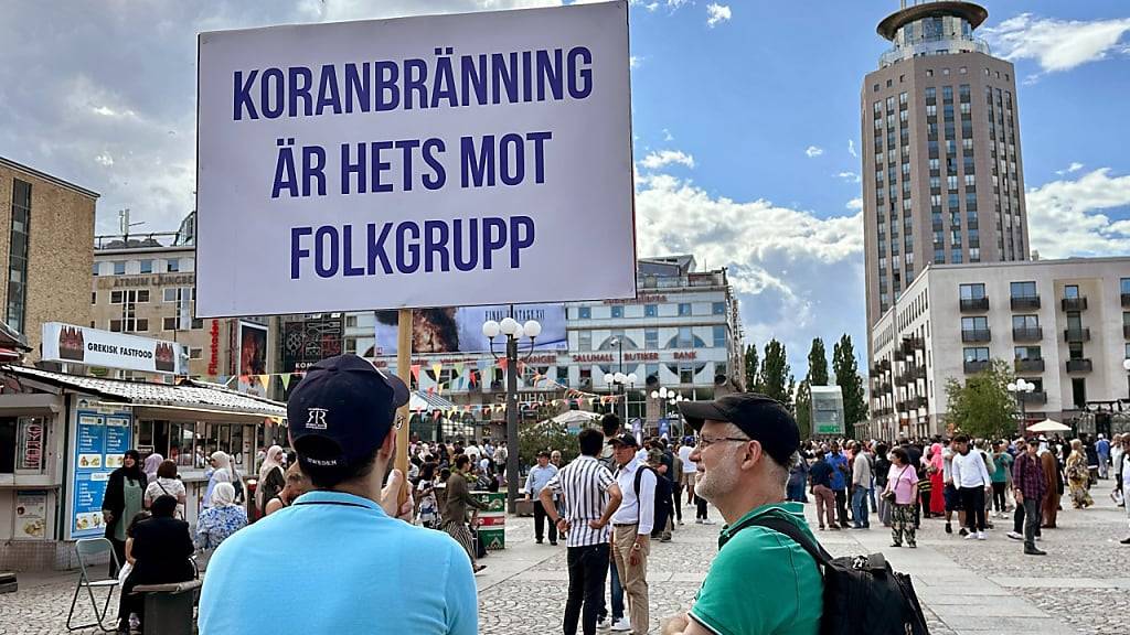 ARCHIV - Ein Mann hält der Nähe der Stockholmer Moschee ein Schild mit der Aufschrift «Koranbränning är hets mot folkgrupp» (Koranverbrennung ist Hetze gegen Bevölkerungsgruppen) in die Höhe. Foto: Steffen Trumpf/dpa