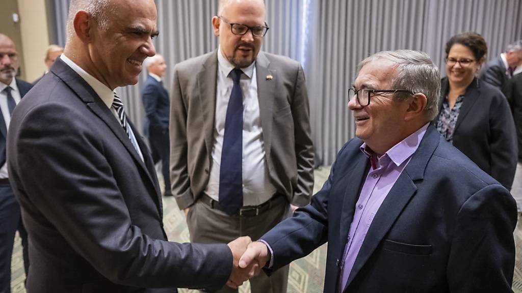 Bundespräsident Alain Berset traf am Donnerstag den ehemaligen Kommandanten der Guerilla-Gruppe Farc, Rodrigo Londono Echeverry.