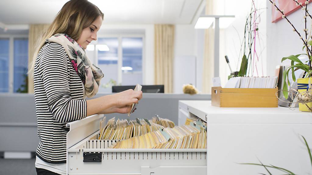 Der Nidwaldner Landrat zeigt sich offen, das Meldeverfahren von Einwohnenden zu modernisieren - etwa bei An- und Abmeldungen von ausländischen Staatsangehörigen. (Symbolbild)