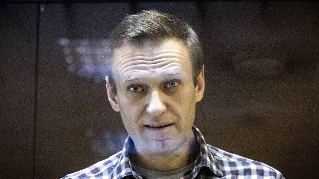 ARCHIV - Alexej Nawalny, Oppositionsführer in Russland, wurde heute wegen angeblichem Betrug zu neun Jahren Straflager verurteilt. Die Staatsanwaltschaft hatte 13 Jahre beantragt. Foto: Alexander Zemlianichenko/AP/dpa