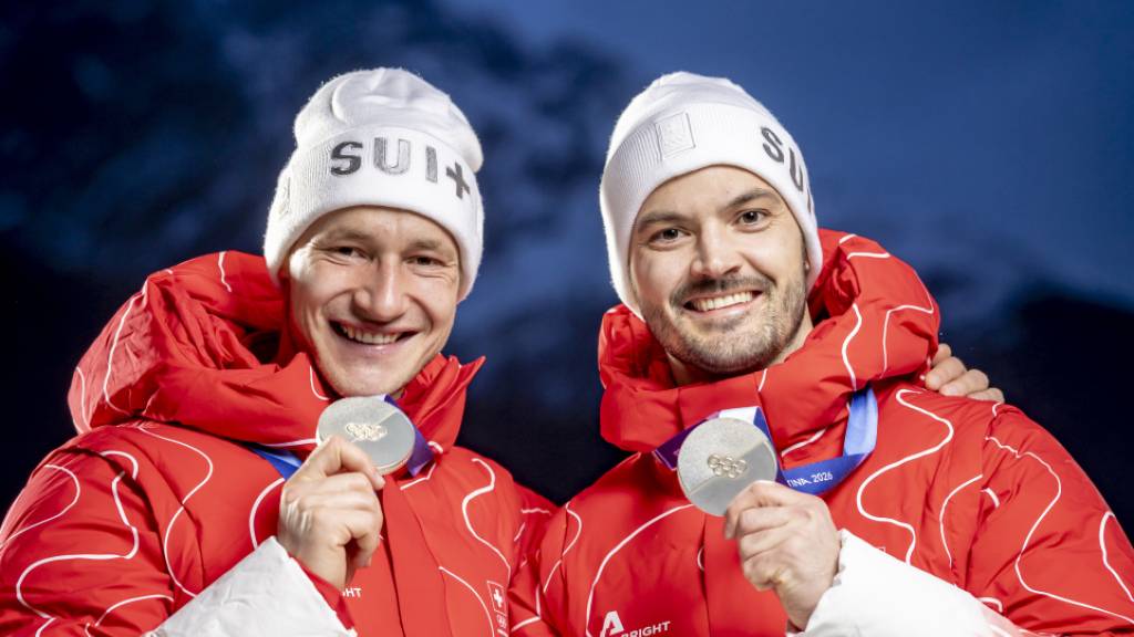 Zusammen gewannen Marco Odermatt (links) und Loïc Meillard am Montag in der Team-Kombination Silber, im Riesenslalom am Samstag sind sie wieder Konkurrenten